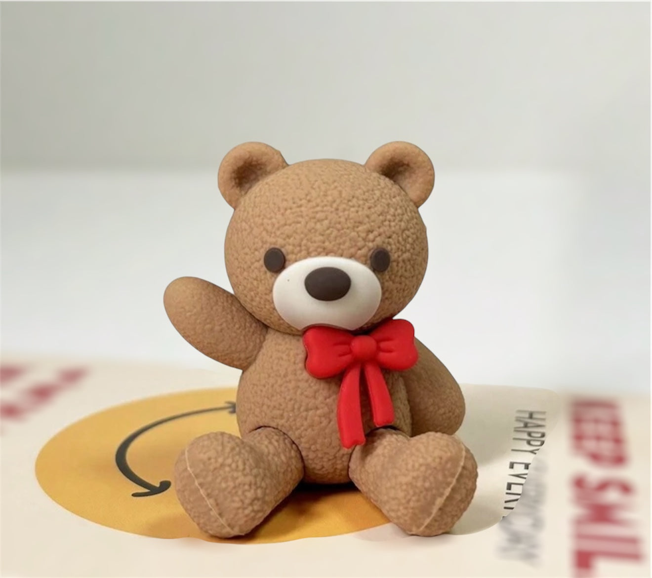 PETIT OURSON DE DÉCORATION AVEC NOEUD