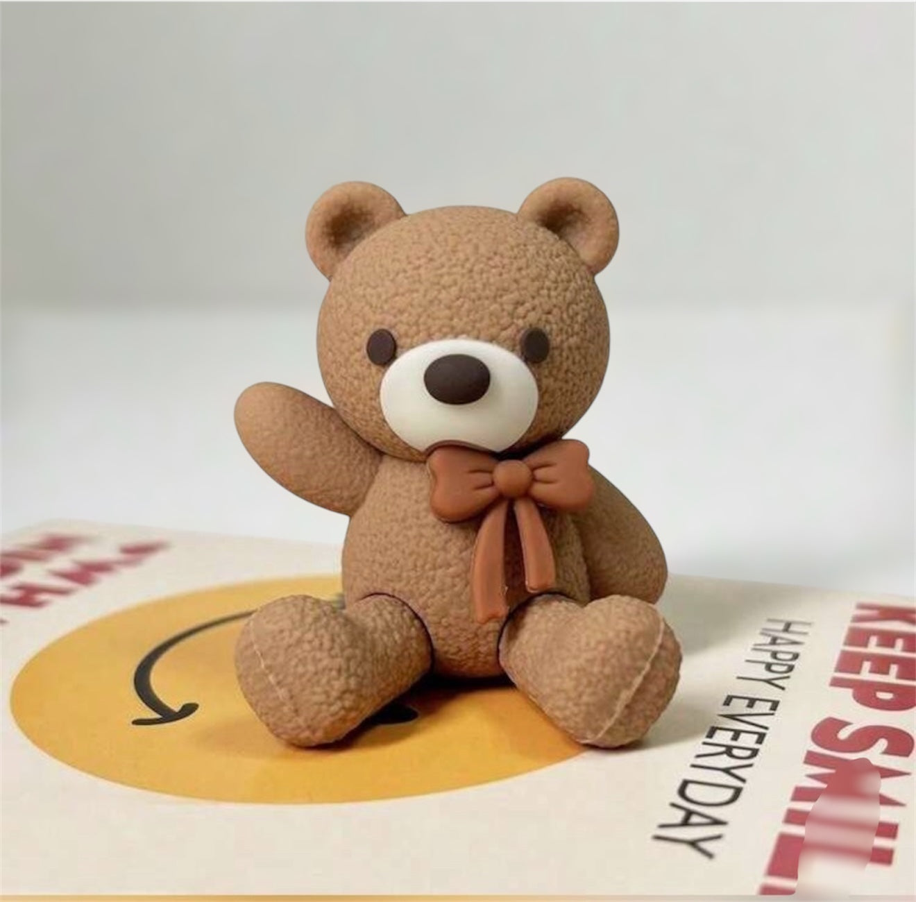 PETIT OURSON DE DÉCORATION AVEC NOEUD